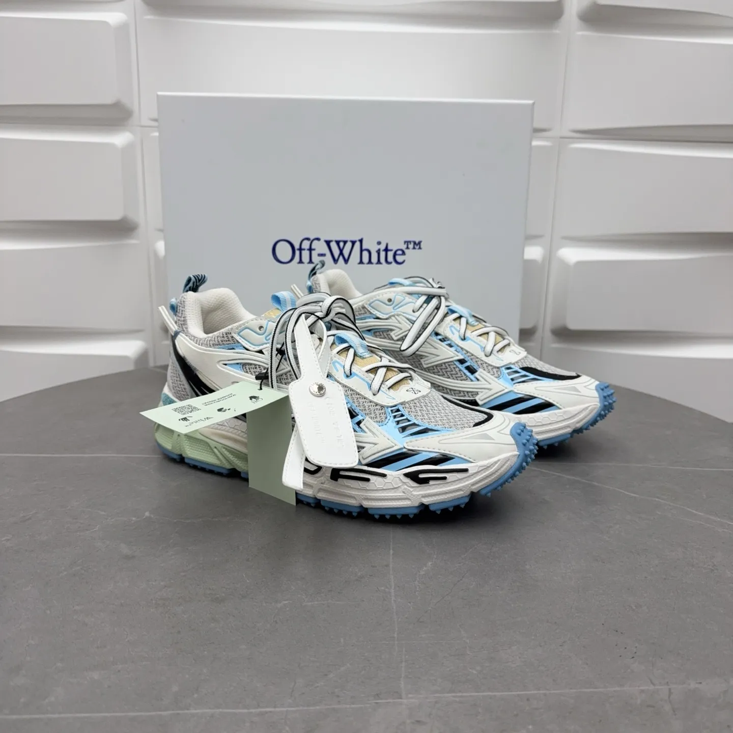 【off- white】P: 720💰Couple style👫, Size: 35-44 (Male 38.45.46 custom-made) High-quality version👊"Out of office" series original mold opening, original lasting, production process 1:1 original version ➰OFF GREY) OFF-WHITE Be Right Back Couple style👫Round toe lace-up arrow pattern low-top lifestyle casual shoes green. A running shoe called the "Be Right Back" sneaker. The design of this sneaker is inspired by Japanese sports aesthetics and craftsmanship, with running performance and principles at its core.